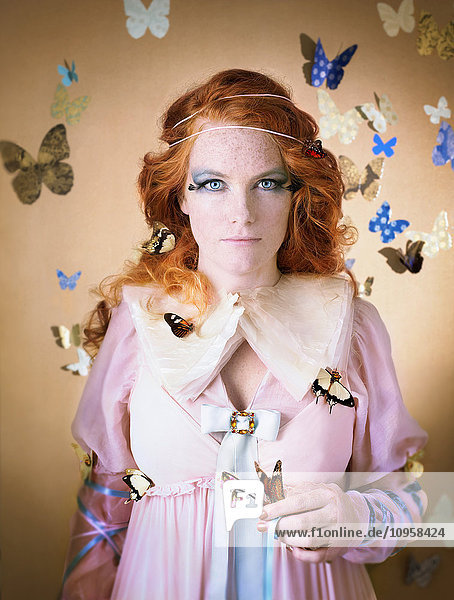 Porträt einer jungen Frau  verziert mit Schmetterlingen.