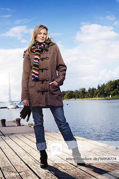 Frau auf einem Bootssteg  Schweden.