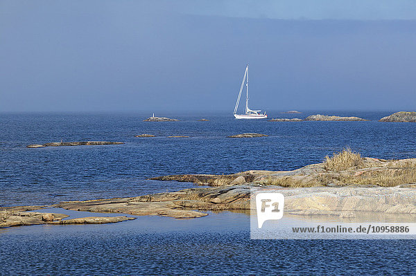 Segelboot auf einem See  Schweden.