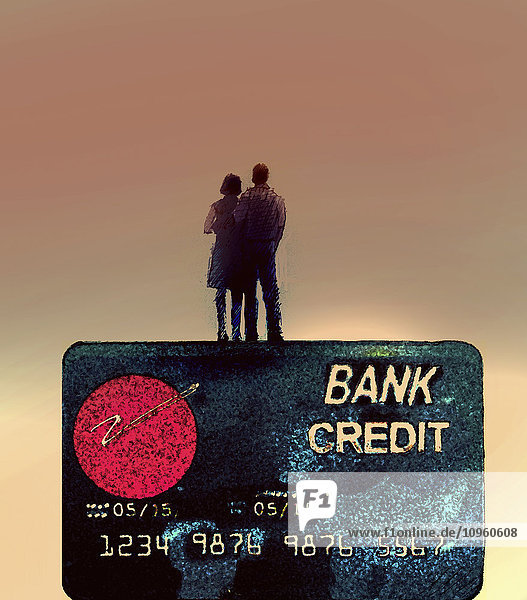 Paar steht auf einer großen Kreditkarte
