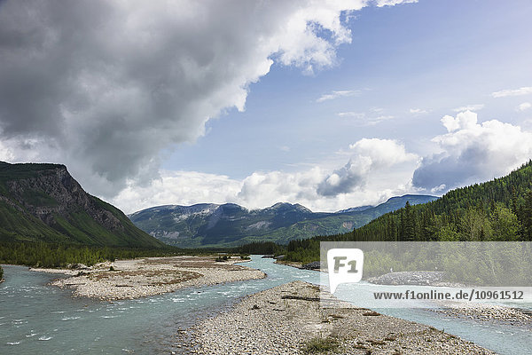 Landschaftlicher Blick auf den Racing River entlang des Alaska Highway  British Columbia  Kanada