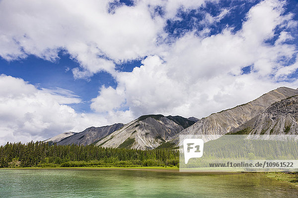 Blick auf den Muncho Lake  Muncho Lake Provincial Park  British Columbia  Kanada  Sommer