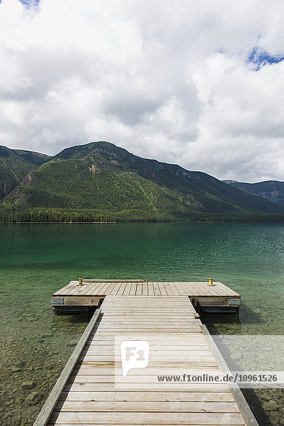 Dock im Muncho Lake Provincial Park  British Columbia  Kanada  Sommer