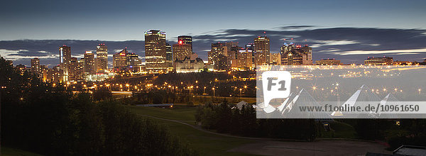 Stadt Edmonton in der Abenddämmerung; Edmonton  Alberta  Kanada'.