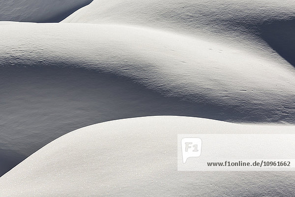 Neuschnee bedeckte Hügel mit Licht und Schatten  die interessante Muster erzeugen; Banff  Alberta  Kanada'.