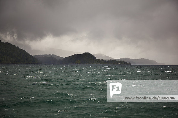 Nebel und stürmisches Wetter über der Alert Bay  Inside Passage  British Columbia  Kanada