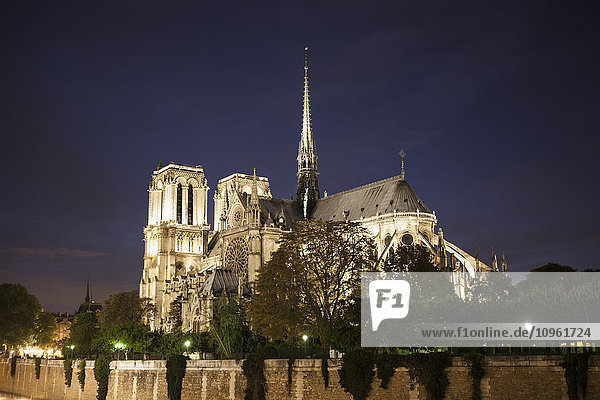 Kathedrale Notre Dame bei Nacht; Paris  Frankreich'.