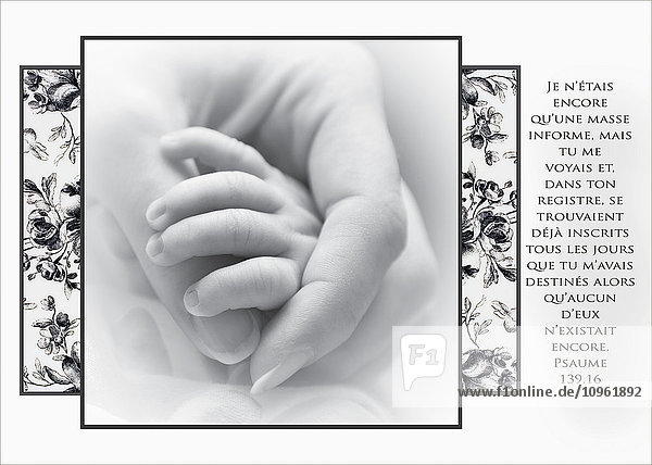 Kunstwerk mit französischem Schriftzug und dem Bild einer Mutter  die die kleine Hand ihres Neugeborenen hält; Chilliwack  British Columbia  Kanada'.