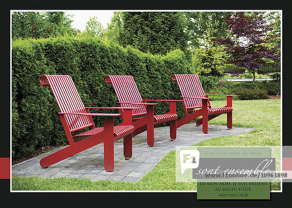 3 rote Stühle im Fleetwood Public Park und in der French Scripture; Surrey  British Columbia  Kanada