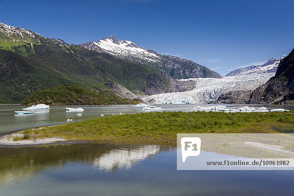 Blick auf den Mendenhall-Gletscher und schwimmende Eisberge im Mendenhall-See,  in der Nähe von Juneau im Südosten Alaskas; Juneau,  Alaska,  Vereinigte Staaten von Amerika'.