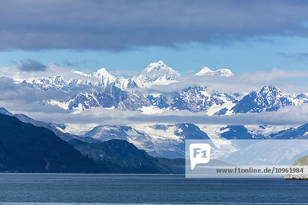 Blick auf die schneebedeckte Fairweather Mountain Range vom Glacier Bay National Park  Südost-Alaska  Sommer