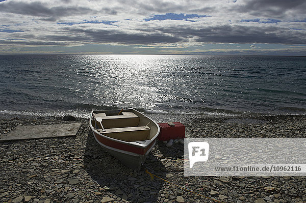 Kleines Boot gestrandet am Ufer des Arktischen Ozeans; Cambridge Bay  Nunavut  Kanada'.