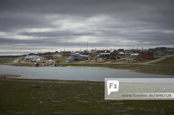 Häuser entlang des Flusses; Cambridge Bay  Nunavut  Kanada'.