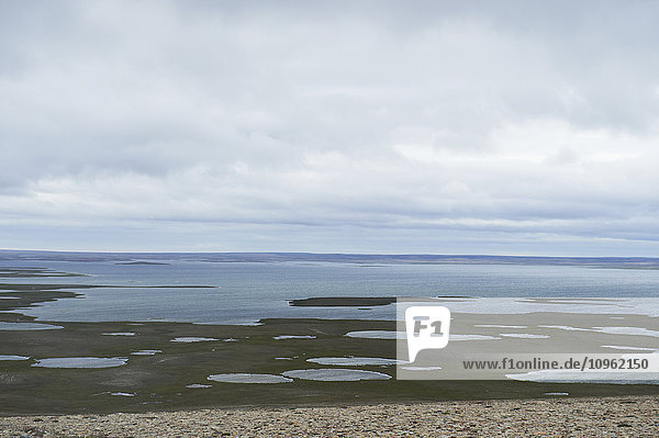 Blick auf Tundra und Meer vom Mount Pelly in der Nähe von Cambridge Bay; Nunavut  Kanada'.