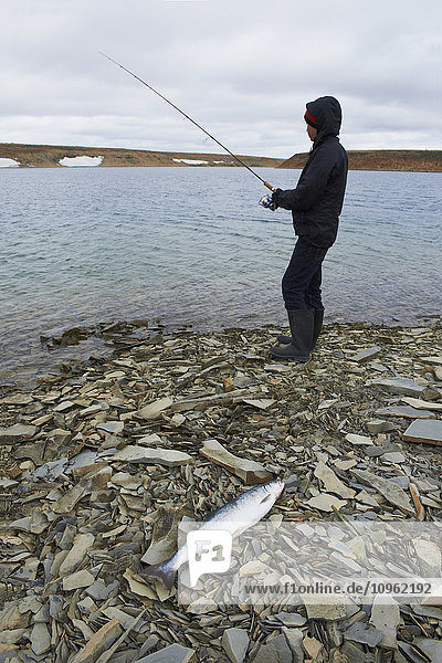 Küstenfischerei im Arktischen Ozean  Westlicher Arm  nahe Cambridge Bay; Nunavut  Kanada .