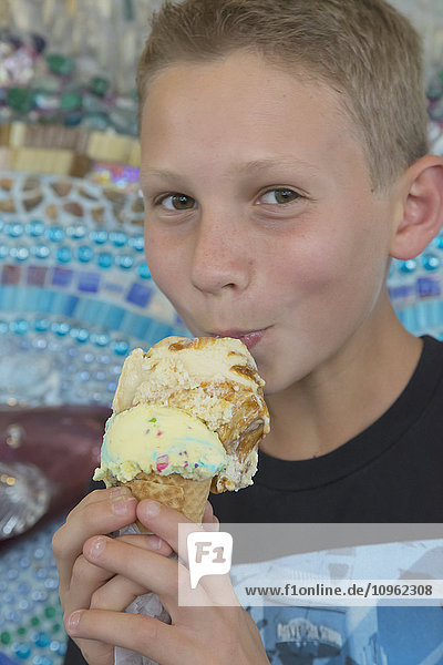 Ein Junge isst eine Eiswaffel im Campland on the Bay  Pacific Beach; San Diego  Kalifornien  Vereinigte Staaten von Amerika'.