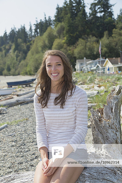 Porträt einer jungen Frau am Strand; Whidbey Island  Washington  Vereinigte Staaten von Amerika'.