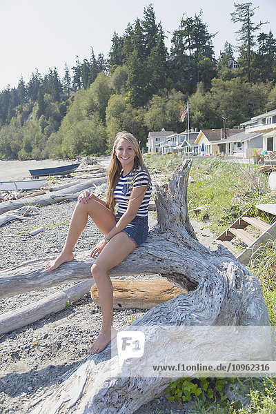 Porträt einer jungen Frau am Strand; Whidbey Island  Washington  Vereinigte Staaten von Amerika'.