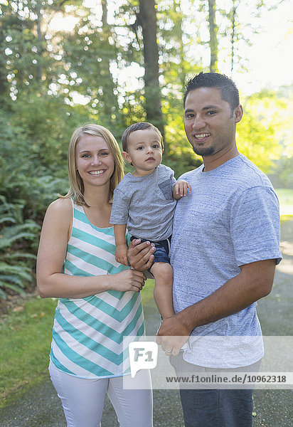 Gemischtrassige Eltern mit einem Kleinkind; Mill Creek  Washington  Vereinigte Staaten von Amerika'.