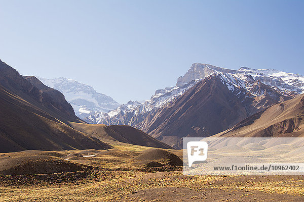 Hochtal mit Blick auf den Berg Aconcagua in der Ferne; Mendoza  Argentinien