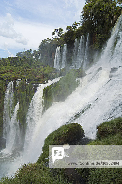 Serie von beeindruckenden Wasserfällen  von der Seite fotografiert; Missiones  Argentinien