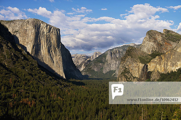 Tunnelansicht im Yosemite-Nationalpark; Kalifornien  Vereinigte Staaten von Amerika'.
