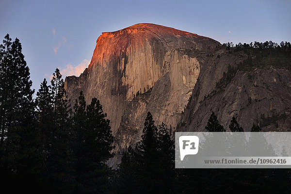 Sonnenuntergang am Half Dome vom Yosemite Valley aus gesehen  Yosemite National Park; Kalifornien  Vereinigte Staaten von Amerika'.