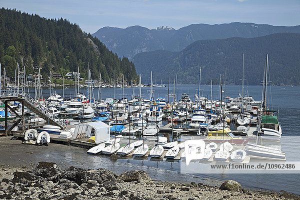 Ansicht von Strand und Jachthafen; Deep Cove  British Columbia  Kanada.