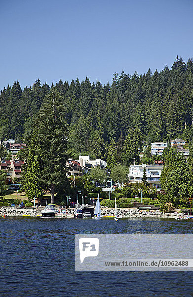 Blick auf Deep Cove von Burrard Inlet  Nord-Vancouver; Vancouver  British Columbia  Kanada'.