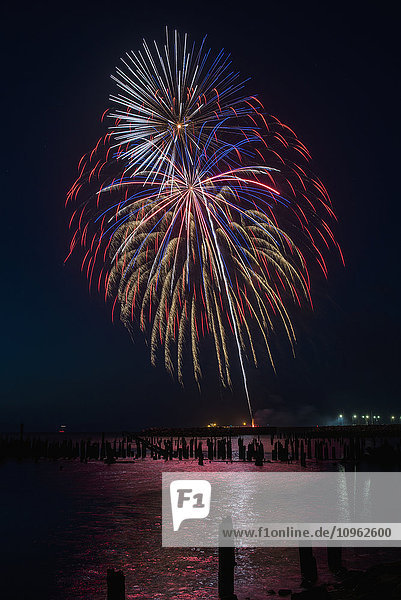 Feuerwerk zur Feier des 4. Juli; Astoria  Oregon  Vereinigte Staaten von Amerika'.