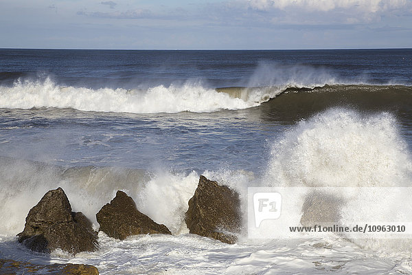 Wellen brechen an den Felsen am Ufer; South Shields  Tyne and Wear  England