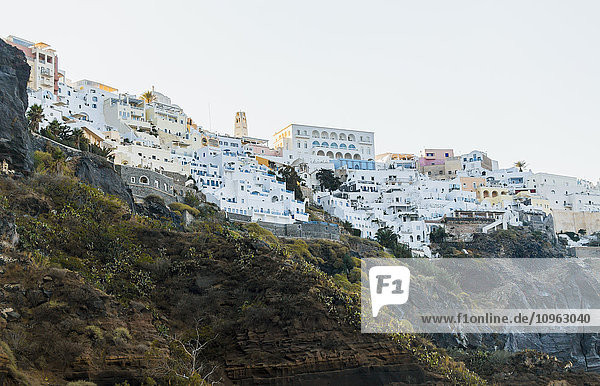 Weiß getünchte Gebäude an einem Berghang auf einer griechischen Insel; Santorin  Griechenland