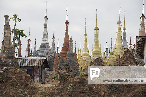 Gemischte neue und alte Stupas in diesem kleinen Dorf an einem Nebenfluss des Inle-Sees; Myanmar'.