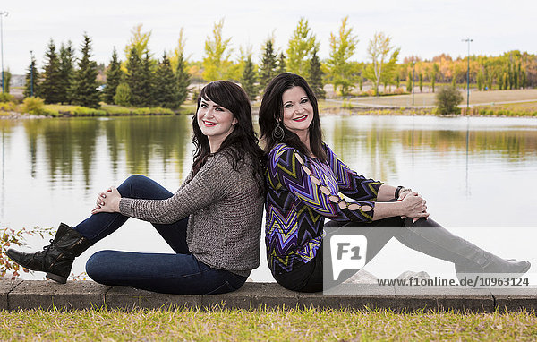 Mutter und Tochter posieren und verbringen viel Zeit miteinander in einem Stadtpark im Herbst; St. Albert  Alberta  Kanada