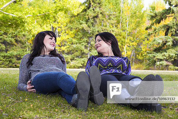 Mutter und Tochter verbringen Zeit miteinander in einem Stadtpark im Herbst; St. Albert  Alberta  Kanada'.