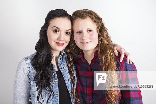 Atelierporträt von zwei jungen Frauen mit geflochtenem Haar; Alberta  Kanada