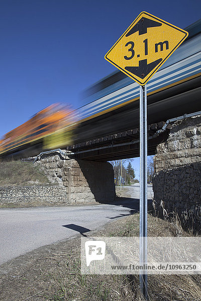 Güterzug beim Überqueren einer kleinen Brücke,  Crewson's Corners,  nahe Acton; Ontario,  Kanada'.