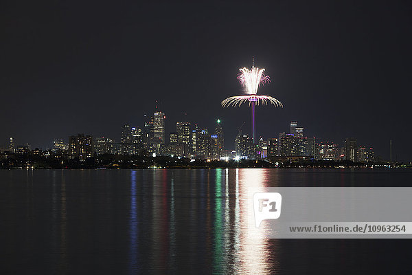 Feuerwerk zum Abschluss der Abschlussfeierlichkeiten der Panamerikanischen Spiele 2015 in Toronto beleuchtet die Skyline von Toronto  Ontario  Kanada.