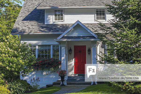 Rote Eingangstür eines Landhauses; Knowlton  Quebec  Kanada