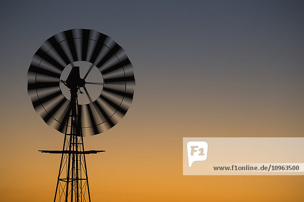 Windmühle bei Sonnenuntergang; Südafrika'.