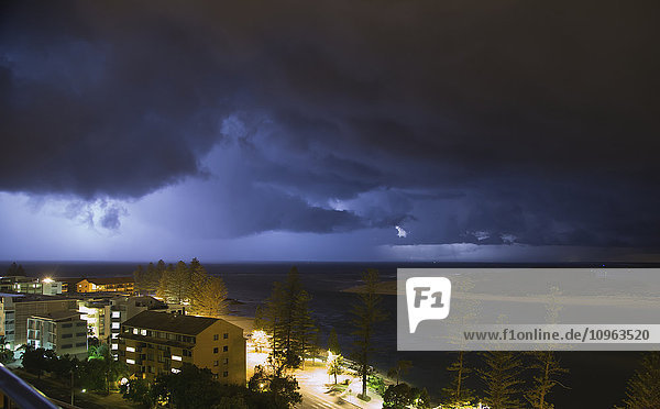 Sturmwolken über einer Stadt; Caloundra  Queensland  Australien'.