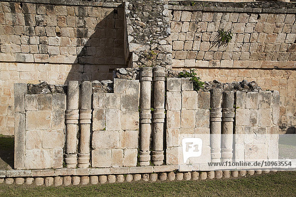 Dekorative Säulen im Puuc-Stil  Der Palast  archäologische Stätte Kabah; Yucatan  Mexiko