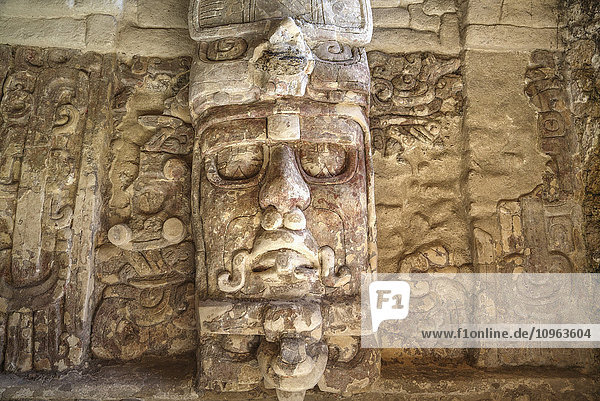 Tempel der Masken  archäologische Maya-Ausgrabungsstätte Kohunlich; Quintana Roo  Mexiko .