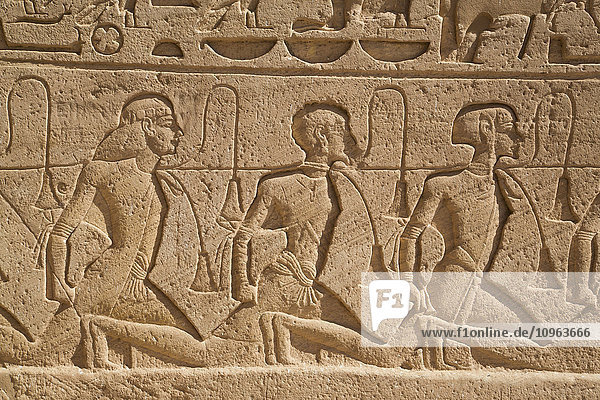 Relief mit der Darstellung einer Reihe von Gefangenen  Sonnentempel  Tempel von Abu Simbel; Ägypten'.