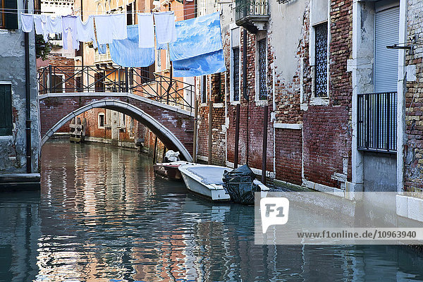 Gebäude  die sich im ruhigen Wasser des Kanals spiegeln; Venedig  Italien'.