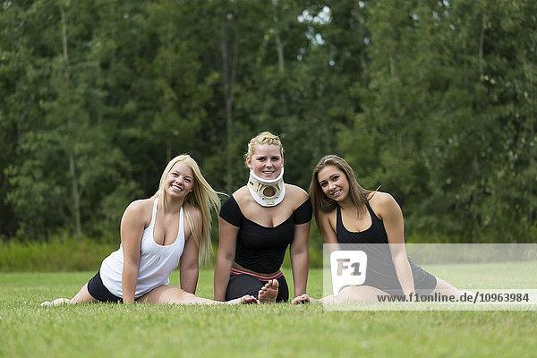Drei jugendliche Turnerinnen posieren im Freien nach dem Training in einem Park; Edmonton  Alberta  Kanada'.