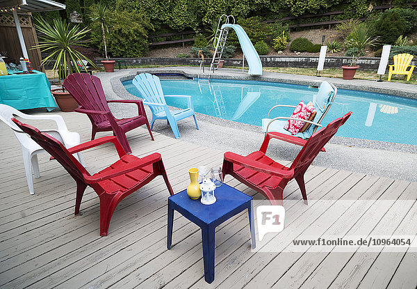 Stühle auf einer Terrasse neben einem Swimmingpool; Surrey  British Columbia  Kanada'.