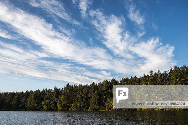 Wolken ziehen über den Coffenbury Lake; Hammond  Oregon  Vereinigte Staaten von Amerika'.