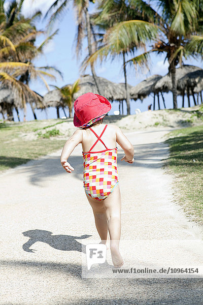 Kind läuft barfuß einen Weg zum Strand hinunter; Varadero  Kuba'.