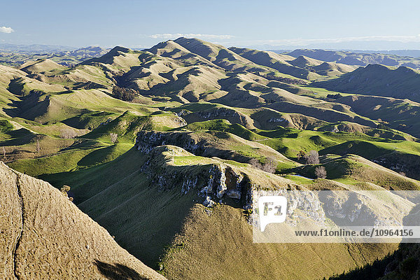 Panorama von gewellten Bergen und Schafweiden; Nordinsel  Neuseeland'.